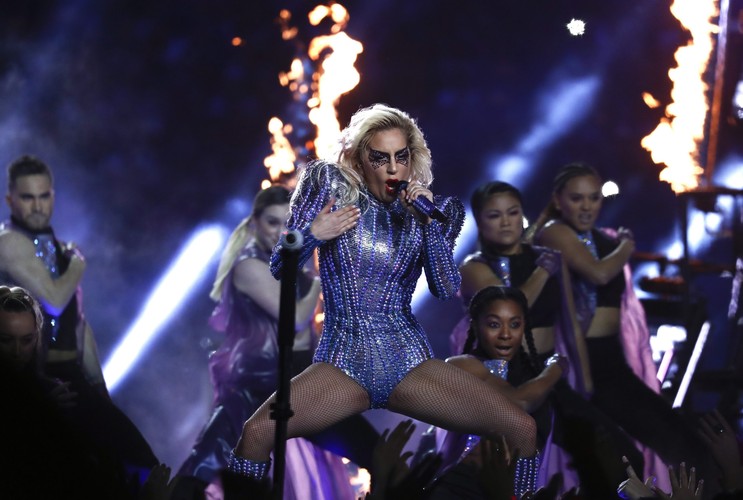 Lady Gaga podczas występu na Superbowl