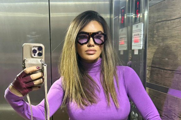 GODINAMA NE RADI I NE NASTUPA NIGDE Pevačica je u 46. prava bomba, pozira u liftu, a EVO OD ČEGA ŽIVI: Bila je mega popularna