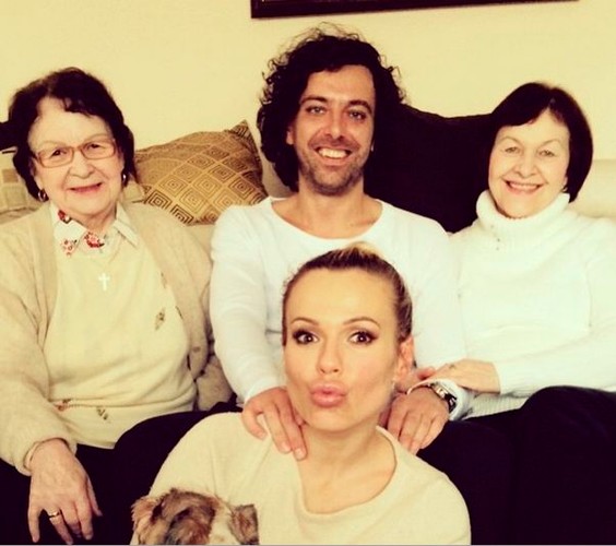 Doda z mamą, babcią i ukochanym, Emilem Haidarem