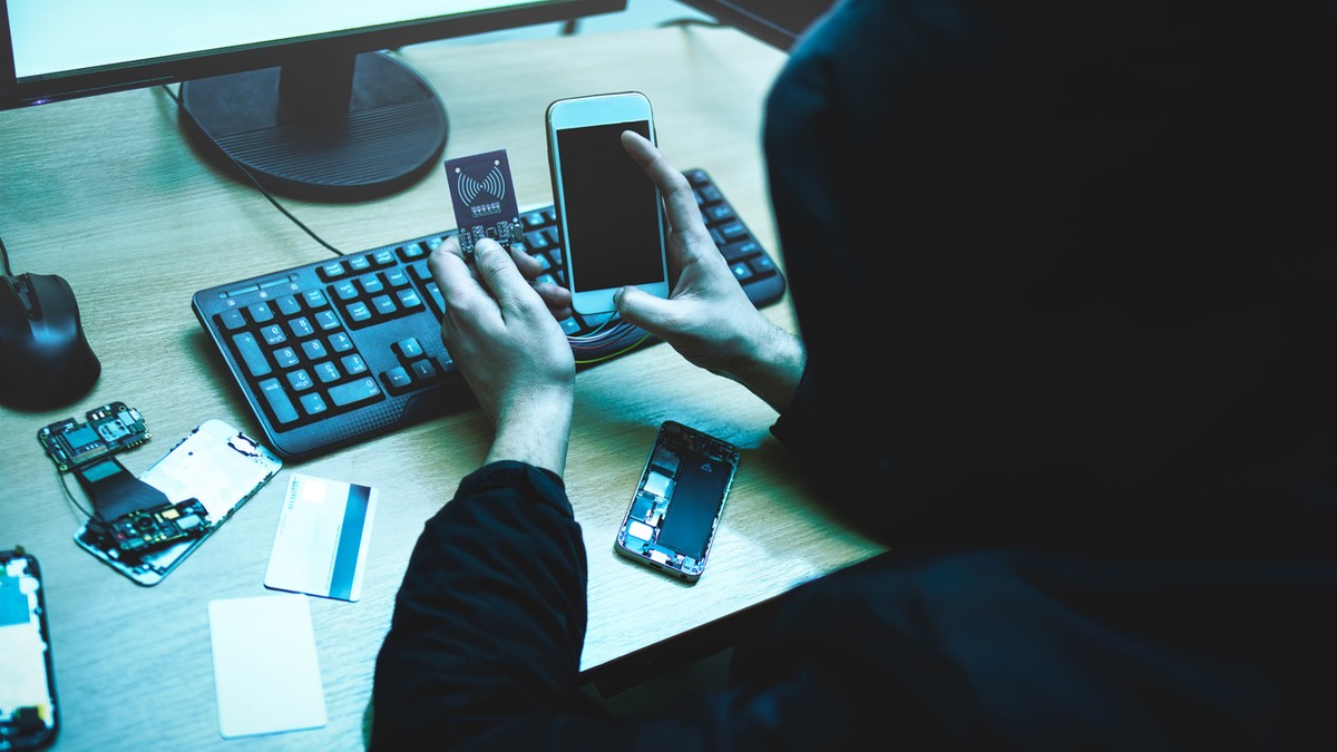 Így akarják megtudni a csalók telefonon keresztül, melyik banknál van a bankszámlája – videó