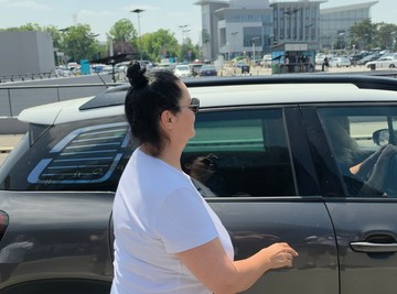 JANA SA SESTROM PRVI PUT U JAVNOSTI: Folkerka sletela u Beograd, ova plavuša je pokupila u skupocenom džipu (VIDEO)