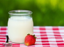 Mleko chroni przed rakiem? Ekspert tłumaczy