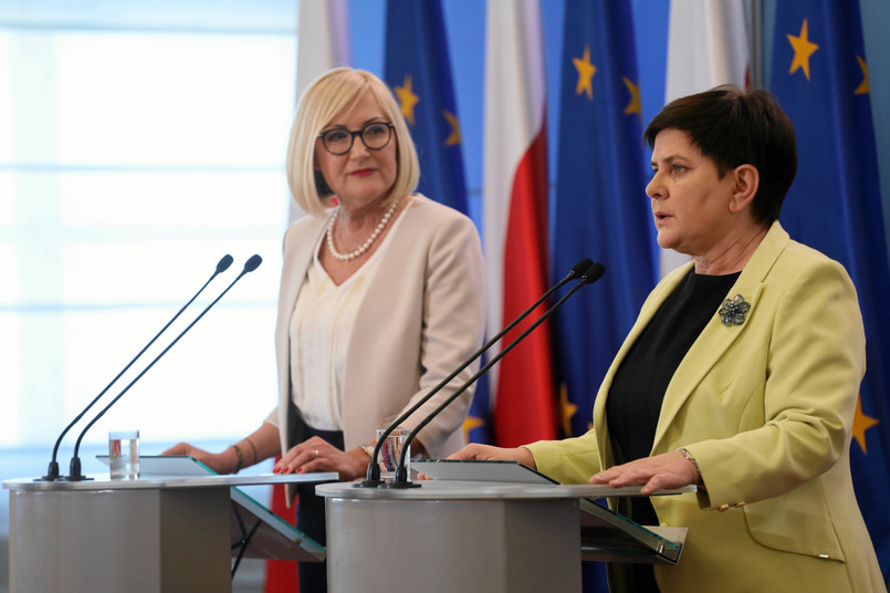 Beata Szydło przypomniała, że to właśnie z rynku w Pułtusku wystartował tzw. "szydłobus", czyli autobus, który zainaugurował kampanię wyborczą PiS w 2015 r.