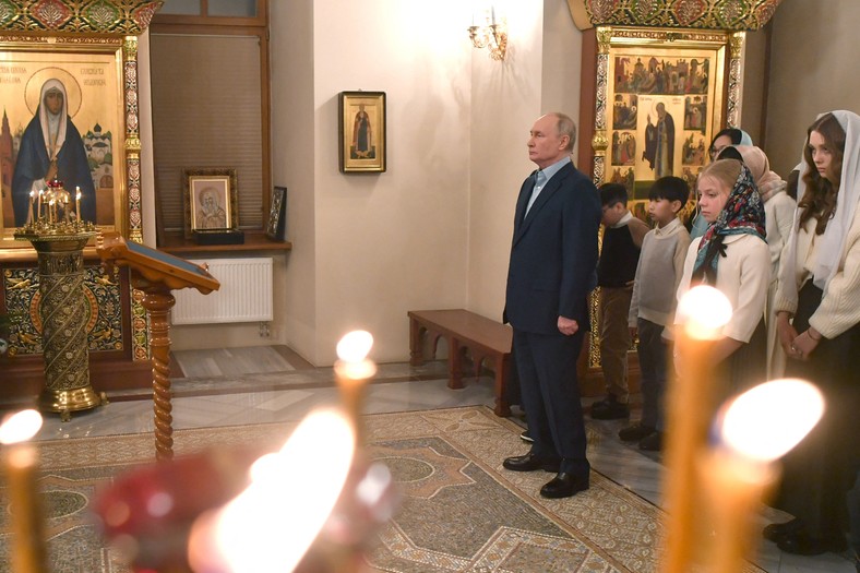 Vladimir Putin participă la slujba de Crăciun la o biserică din Novo Ogarev, lângă Moscova, 7 ianuarie 2024.