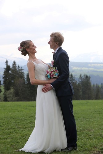 Reprezentant Polski w skokach narciarskich Dawid Kubacki poślubił Martę Majcher. Ceremonia odbyła się w sanktuarium Matki Bożej Częstochowskiej we wsi Bachledówka