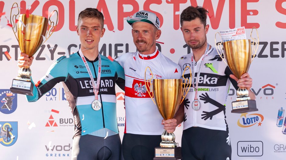 Filip Maciejuk (pierwszy z lewej), Maciej Bodnar, Łukasz Wiśniowski na podium po jeździe indywidualnej na czas podczas kolarskich mistrzostw Polski w Kartuzach