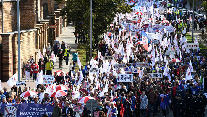 Protest pracowników socjalnych przed ministerstwem pracy - Finanse -  Forbes.pl