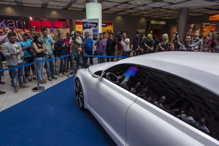 Auto poruszać się będzie na gigantycznych, 22-calowych kołach (295/25) o rozstawie osi 2,9 m. Masa Nowej Warszawy to około 2 tony. <br><br> fot. (mr) PAP/Aleksander Koźmiński