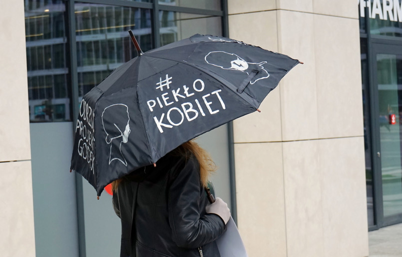 Uczestnicy kolejkowego protestu w ramach akcji „Strajk Kobiet: Nie składamy parasolek w kwarantannie”