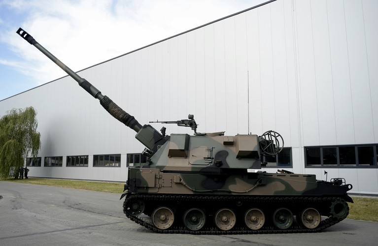 Aby ratować pechowy kontrakt pod koniec ubiegłego roku została podpisana umowa z koreańskim Samsungiem, dzięki której „Kraby” zyskały nowe podwozie. <br><br> (dd/zuz) PAP/Darek Delmanowicz