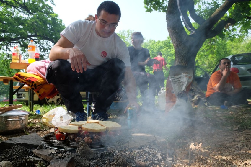 Za pravi roštilj potrebno je ispoštovati i neka pravila, od pripreme vatre i mesa, do načina pečenja