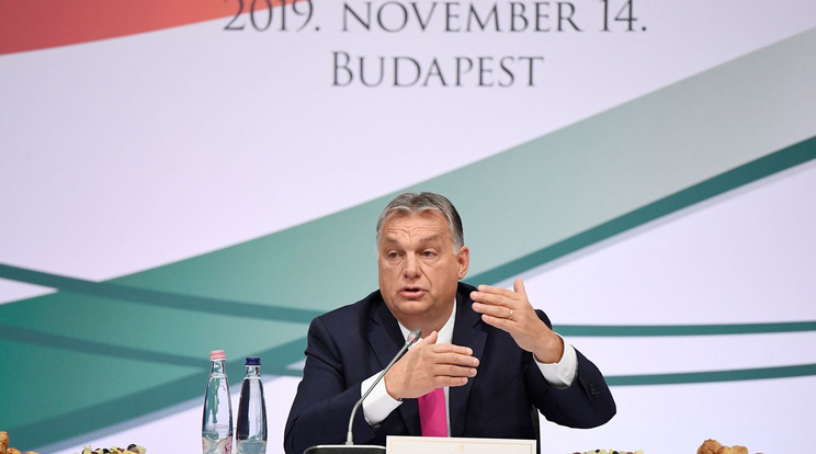 Orbán Viktor miniszterelnök felszólal a világban szétszórtságban élő magyarság szervezeteit tömörítő Magyar Diaszpóra Tanács plenáris ülésén a fővárosi Várkert Bazárban 2019. november 14-én / Fotó: MTI/Koszticsák Szilárd