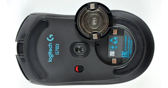Opór stawiany podczas ruchu w myszach gamingowych takich jak Logitech G703 można zwiększać i zmniejszać za pomocą dostarczonych w komplecie ciężarków. Gracze montują je u dołu myszy.
