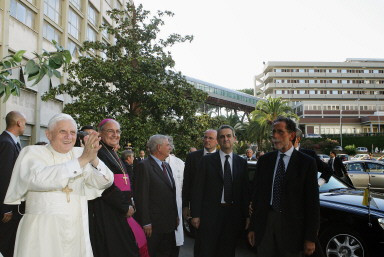 ITALY-POPE-HOSPITAL