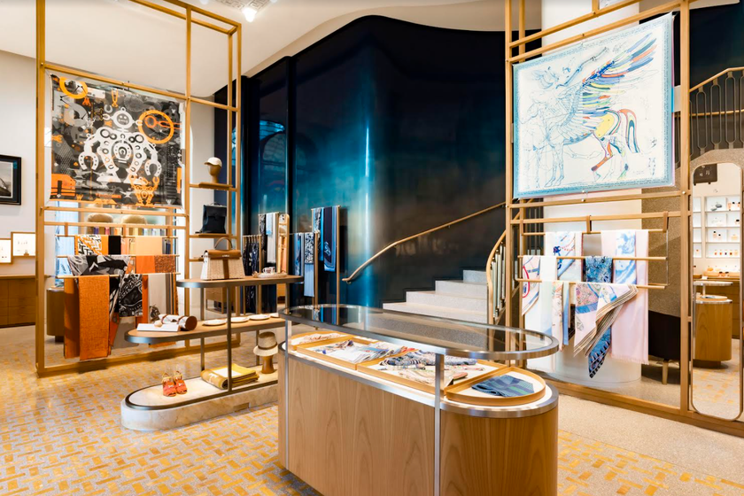 Vom unteren in den oberen Stock führt eine imposante Terrazzotreppe aus Giallo-Siena-Marmor.