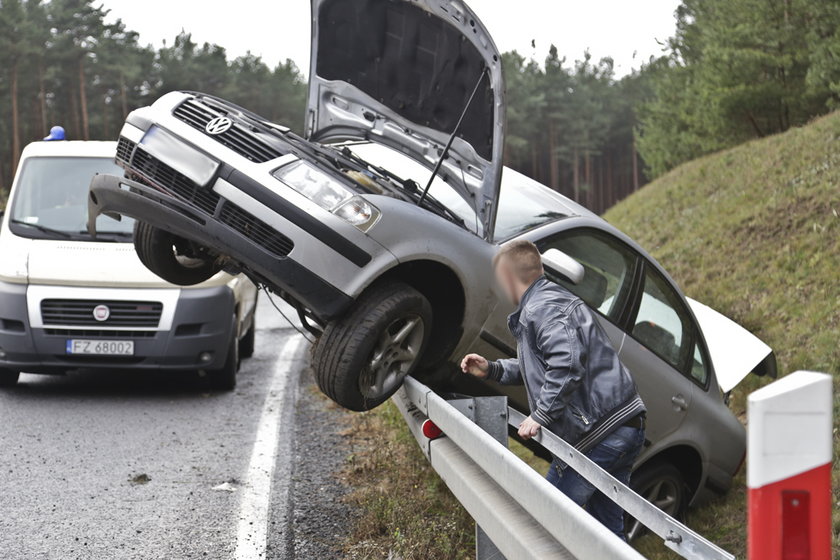 Volkswagen wpadł w poślizg i zawisł na barierkach