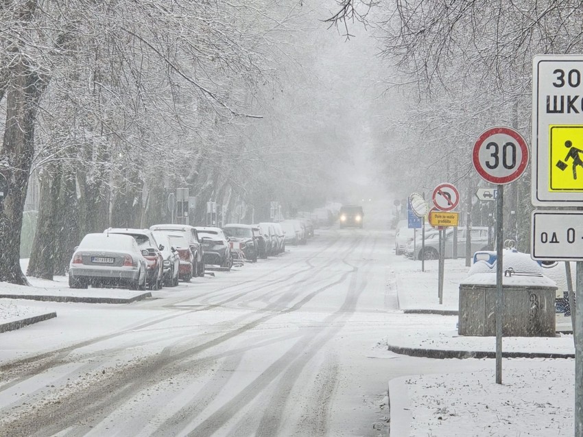 Ako ostanete zaglavljeni u snegu, prvo očistite vozilo i pokušajte lagano da krenete, Ne dodajte naglo gas jer ćete se samo dublje ukopati, a najbolje je pozvati šlep službu.