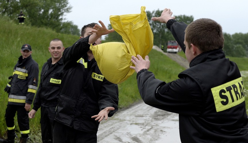Strażacy umacniają wały