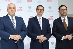 Wicepremier Jacek Sasin, premier Mateusz Morawiecki i prezes Orlenu Daniel Obajtek