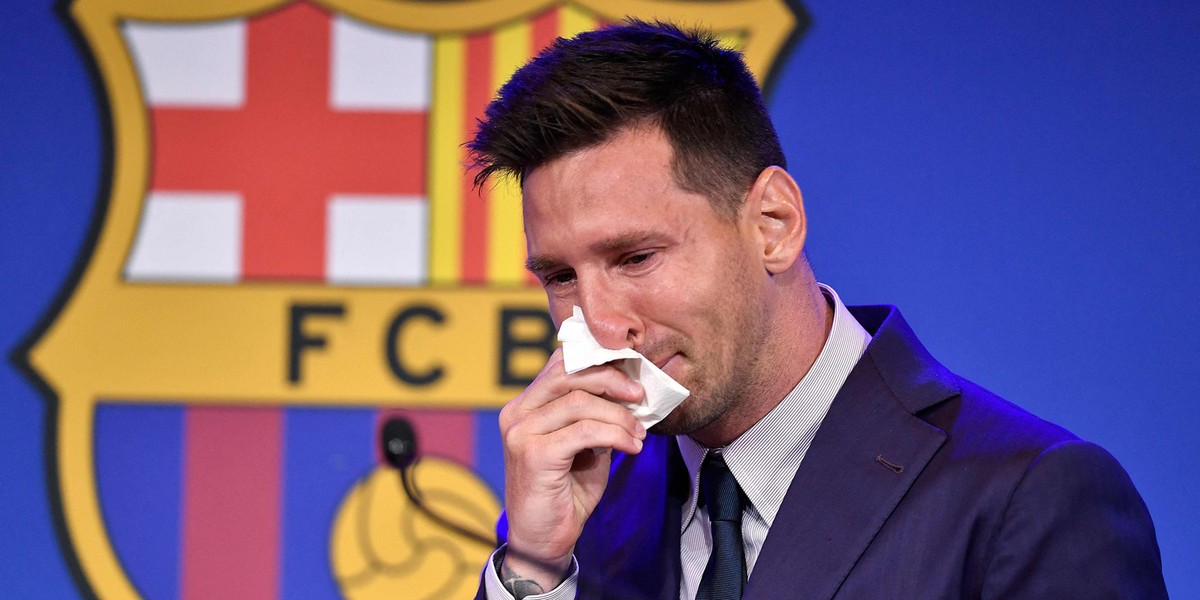 Lionel Messi rok temu chciał odejść z Barcelony, tym razem to on został zmuszony do odejścia