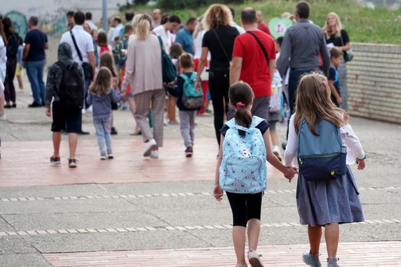 AKO UDARITE DETE, MOGU VAM GA ODUZETI! Menja se Porodični zakon u Srbiji, prvi put posle 20 GODINA: Roditelji u panici zbog "jednog šamara", a evo ko sme da čuva mališane