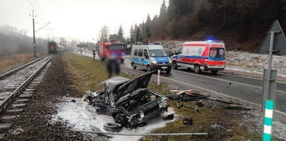 Samochód wjechał pod pociąg. Ranne trzy osoby w tym dziecko