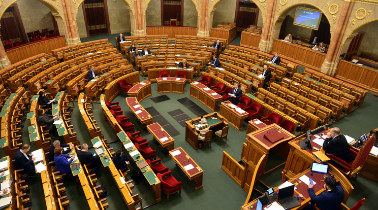 Takács Péter, a Belügyminisztérium államtitkára előterjeszti egészségügyi tárgyú törvények módosításáról szóló törvényjavaslatot. Fotó: .MTI/Kovács Attila