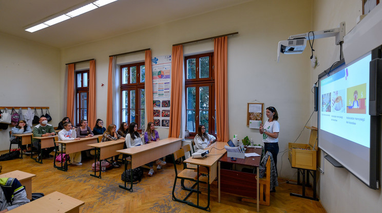 A Hajdú Bihar Megyei Élelmiszermentő Egyesület munkatársa az élelmiszer-pazarlásról tart előadást a Szent József Óvoda, Általános Iskola, Gimnázium és Kollégium egyik osztályában, az élelmiszer-pazarlás elleni világnapon Debrecenben 2021. szeptember 29-én / Fotó: MTI/Czeglédi Zsolt