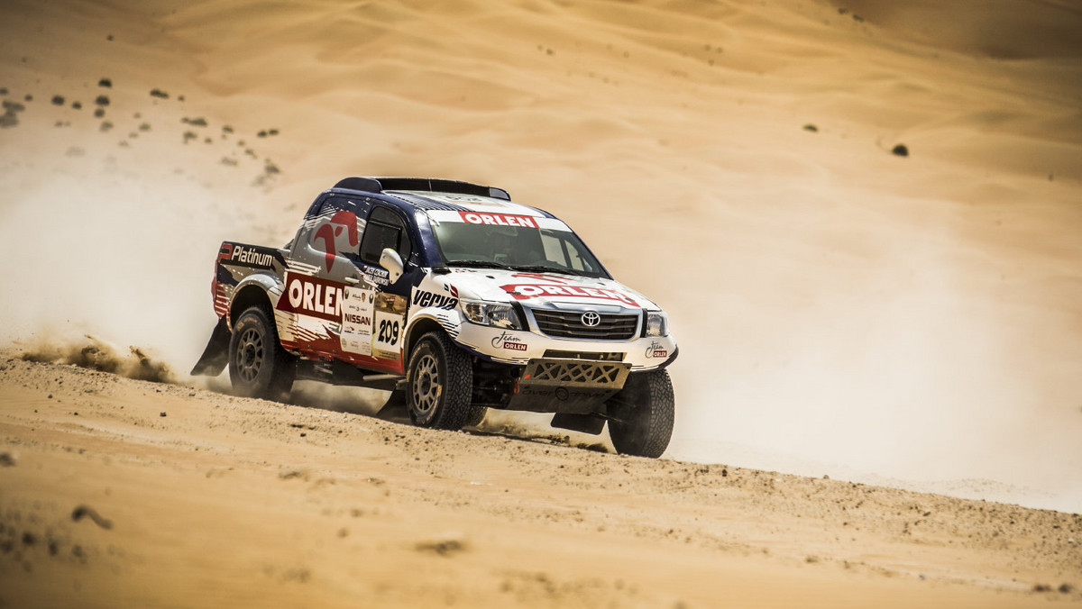 Samochodowa załoga Orlen Team – Marek Dąbrowski i Jacek Czachor – zajęła 13. miejsce na czwartym etapie Abu Dhabi Desert Challenge. Adam Małysz i Rafał Marton linię mety przekroczyli z 16 czasem. Po wczorajszych perypetiach na wydmach, Kuba Piątek dzielnie poradził sobie na trasie kończąc odcinek również na 16. miejscu.