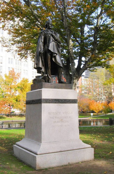 Pomnik Horace’a Wellsa w Hartford (wikipedia)