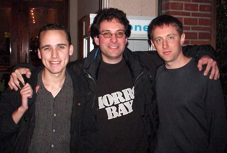 Zdjęcie trzech znanych amerykańskich hakerów z 2001 r. Od lewej: Adrian Lamo, Kevin Mitnick i Kevin Poulsen