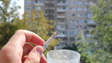 Czy powinno się zakazać palenia papierosów na balkonach? Ankieta podzieliła sąsiadów