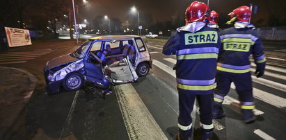 Groza przed Wigilią. Tico wbiło się w auto, strażacy cieli karoserię