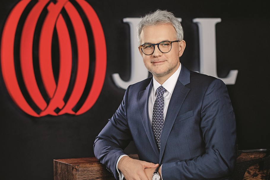 Mateusz Bonca, CEO JLL, nadzoruje polski zespół doradztwa nieruchomościowego oraz centrum wiedzy i analiz JLL działające na rzecz całego regionu EMEA