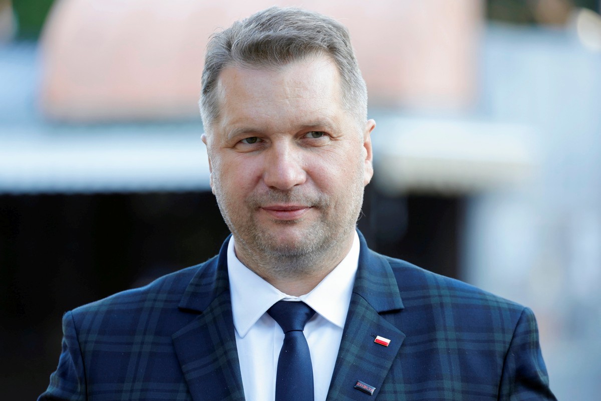 28.09.2023 Rzeszow , ulica Galezowskiego 6 . Minister edukacji i nauki Przemyslaw Czarnek podczas odsloniecia muralu przedstawiajacego Rodzine Ulmow z Markowej . Fot. Patryk Ogorzalek / Agencja Wyborcza.pl