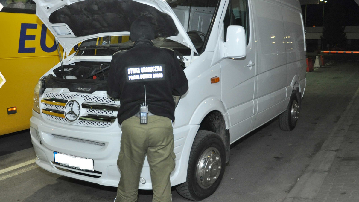Siedem kradzionych pojazdów w ciągu ostatnich sześciu dni zatrzymali funkcjonariusze Bieszczadzkiego Oddziału Straży Granicznej. Wartość pojazdów szacowana jest na 260 tys. zł.