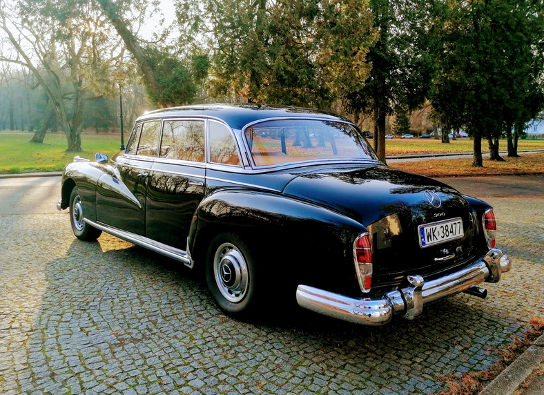 Mercedes 300d - rządowa limuzyna z czasów PRL