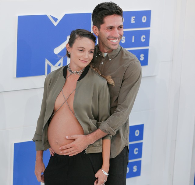 nev schulman, laura perlongo, terhes, várandós, félmeztelen, vörös szőnyeg, mtv vma