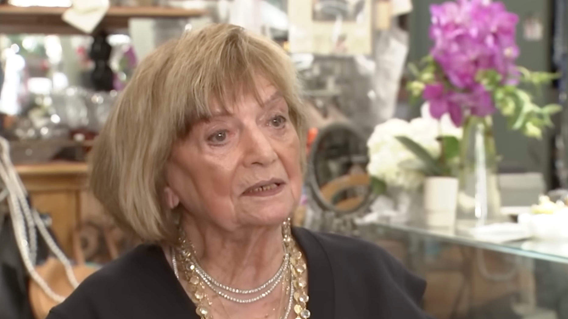 101-ročná žena pracuje ako klenotníčka.