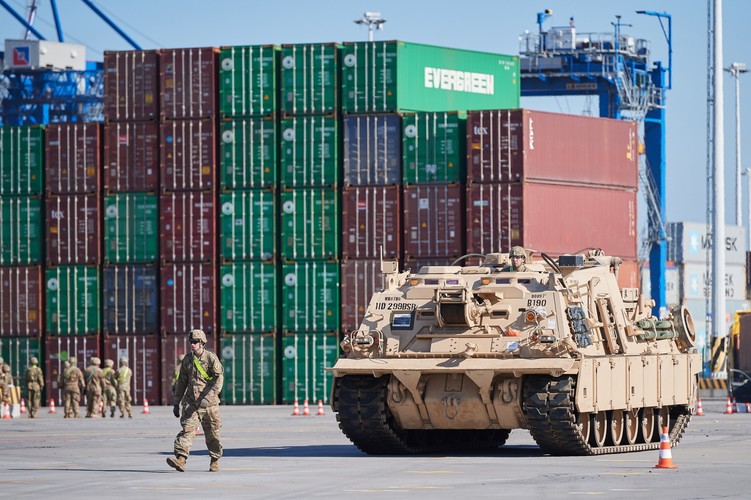 Po aneksji przez Rosję Krymu w 2014 r. Stany Zjednoczone wystąpiły z inicjatywą zwiększenia obecności w Europie (European Reassurance Initiative - ERI), której częścią jest operacja Atlantic Resolve, mająca zapewnić rotacyjną, trwałą obecność sił USA także w Europie, także w tych regionach, gdzie wcześniej nie stacjonowały znaczące siły USA. Amerykański Element Dowództwa Misji (ang. Mission Command Element) w ostatnich dniach został przeniesiony z Niemiec do Poznania.
<br><br> aks/ pru/<br>fot. (aw/nlat) PAP/Adam Warżawa