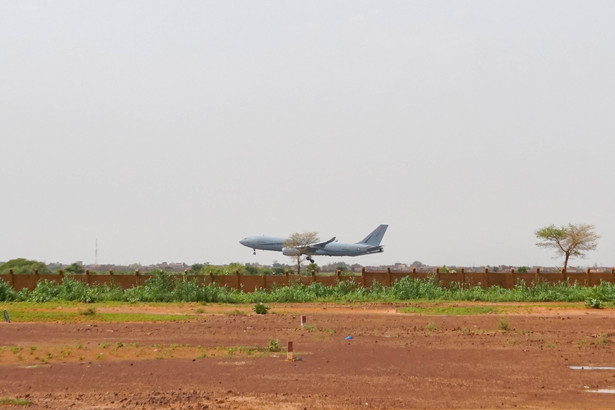 Francuski samolot ewakuacyjny w Nigrze
