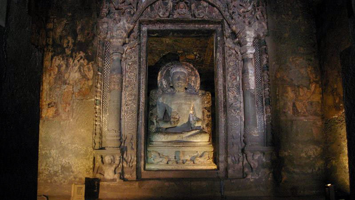 Ukryty w jaskini kamienny Budda