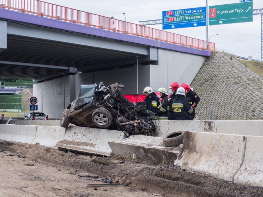 Głuchów, audi, wiadukt, wypadek