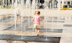 Nie pozwalaj dziecku kąpać się w fontannie. To siedlisko patogenów