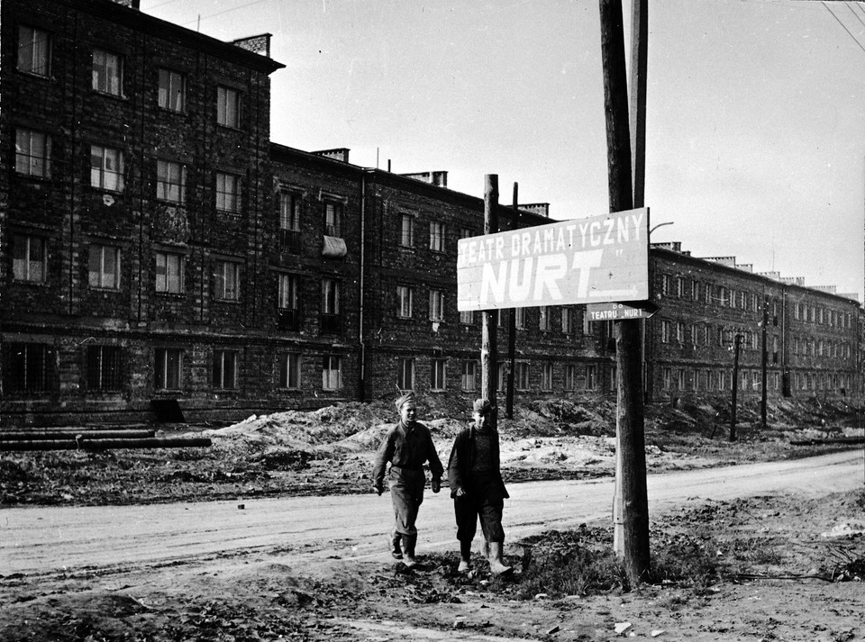 Nowa Huta, 1953 r. W 1952 roku powstał robotniczy zespół amatorski Nurt, pierwszy teatr na terenie budowanej dzielnicy, który zajmował się upowszechnianiem kultury teatralnej wśród robotników