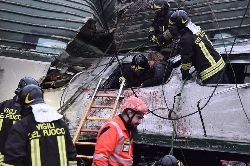 Tragiczny wypadek pociągu pod Mediolanem. Dwie osoby zginęły, ponad 100 rannych