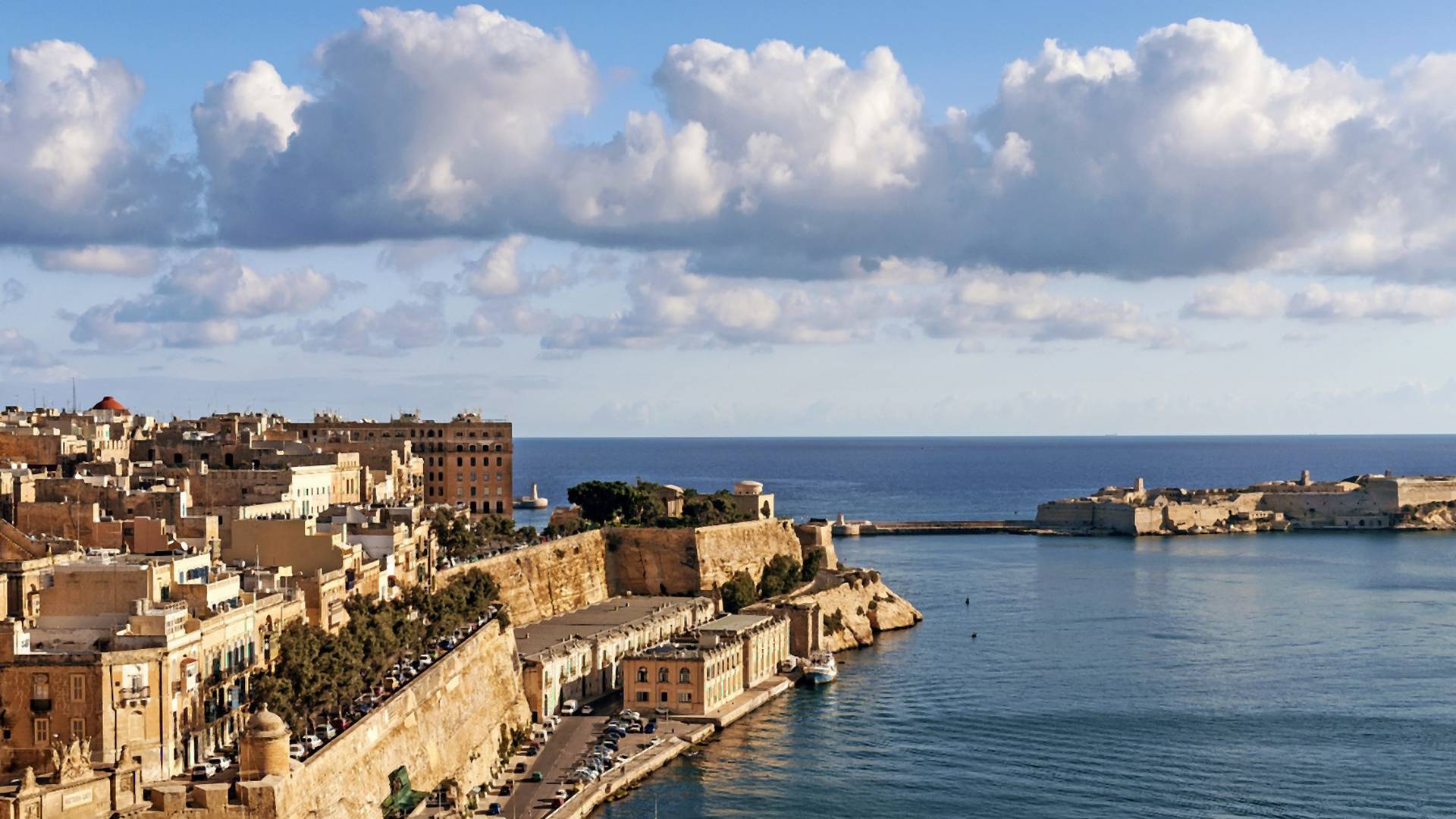 Malta otvara granice i sve što treba da uradite je da spakujete kupaći jer svaki gost dobija džeparac