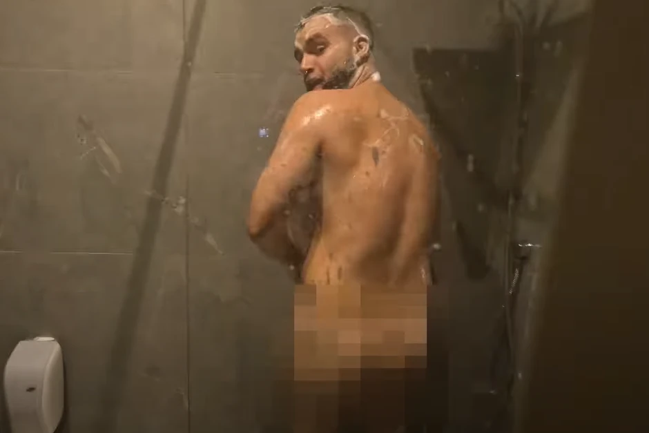 Nući go u spotu za pesmu Mhm Mhm