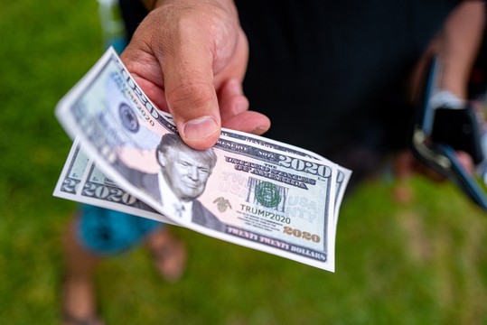 Kiderült, milyen betegséget próbáltak eltakargatni sminkkel Donald Trump kezén című cikk nyitóképe