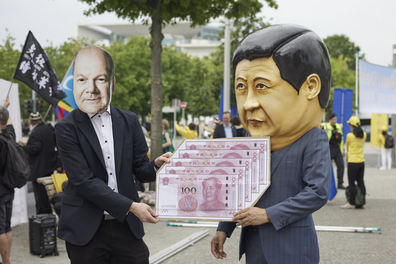 Demonstranci w maskach Olafa Scholza i Xi Jinpinga protestują przeciwko łamaniu praw człowieka w związku z wizytą kanclerza Niemiec w Chinach. Berlin, 20 czerwca ub. r.